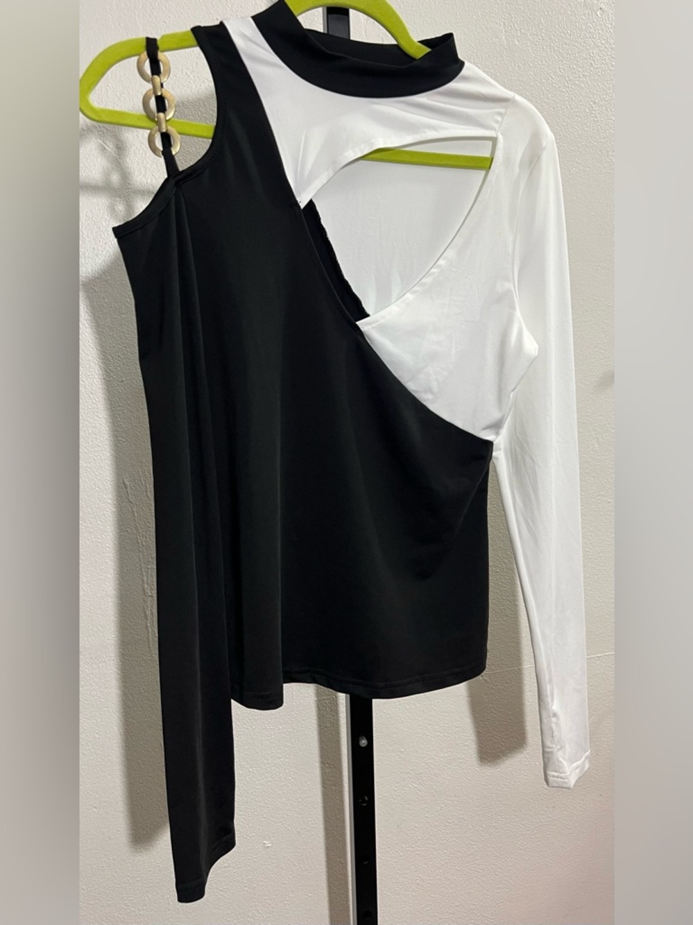 Chic Me Color block Black & White Cutout Long Sleeve Top long-sleeved turtleneck - Picture 3 of 9